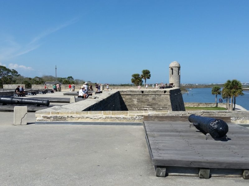 Gators, Gunpowder et Ghosts of St. Augustine, Floride - Le Castillo est le fort espagnol le plus complet d'Amérique du Nord avec des canons, des tours de garde et un fossé. Photo de Debra Smith