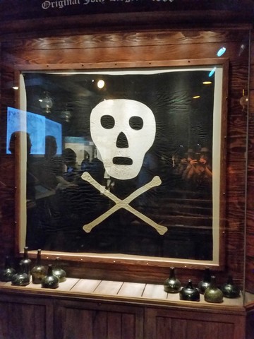 Alligatoren, Schießpulver und Geister von St. Augustine, Florida - Eine von nur drei Original-Jolly-Roger-Flaggen der Welt ist im Pirate & Treasure Museum zu finden. Foto von Debra Smith