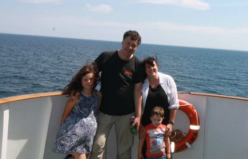 Escritora, Helen Earley e sua família a bordo do CMTA Ferry a caminho de Souris Prince Edward Island para Cap Aux Meules, Quebec. As Ilhas Magdalen são o local perfeito para umas férias de aventura em família.