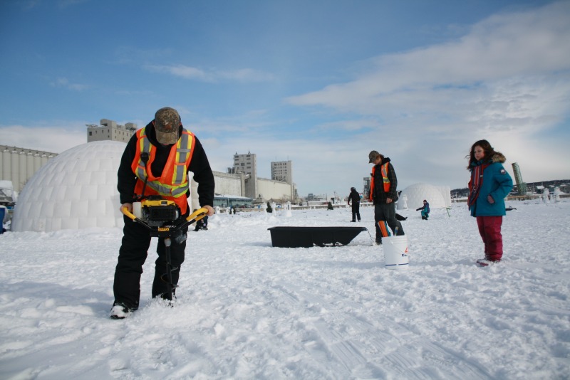 Pesca no gelo no Village Nordik na cidade de Quebec