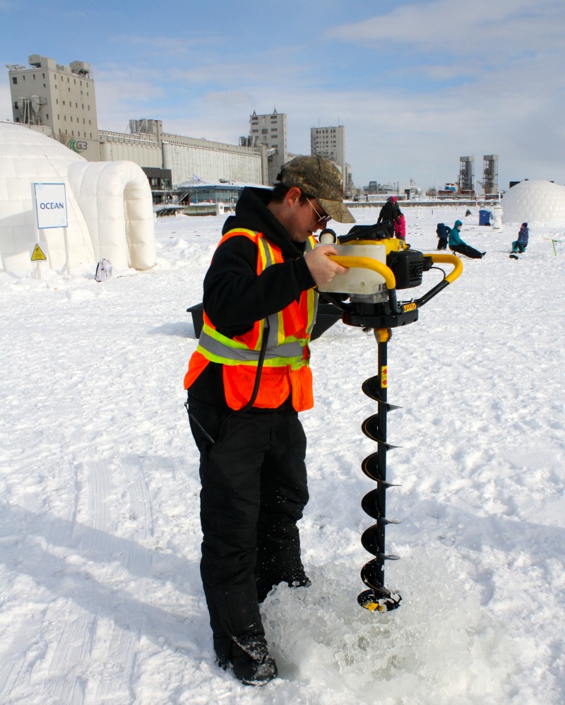 Pesca no gelo no Village Nordik na cidade de Quebec