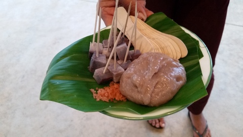 Un alimento básico hawaiano tradicional, el poi morado se puede comer frío o usarse en productos horneados como pan o panqueques. - foto Debra Smith