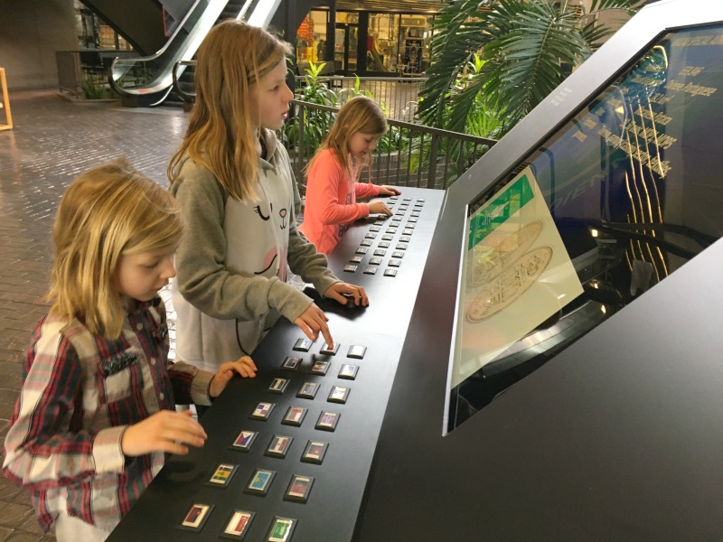 Mädchen auf der Royal Canadian Mint Tour Winnipeg