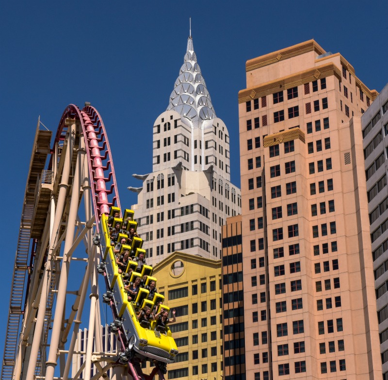 Les coureurs sur le Big Apple Coaster hurlent sur la piste du New York New York Hotel & Casino à Las Vegas. CRÉDIT : Mark Damon/Las Vegas News Bureau