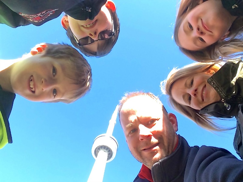 Mit der Bahn von Halifa nach Toronto - Die Familie im Toronto CN Tower - Foto Heidi Brooks