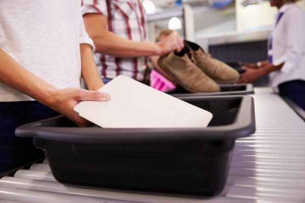 7 советов, как беспрепятственно пройти проверку безопасности в аэропорту (Family Fun Canada)