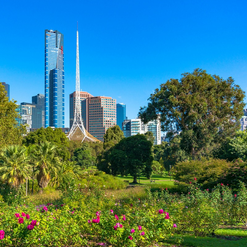 ¡Las mejores cosas para hacer en Melbourne, Australia, con niños! Paisaje urbano de Melbourne Southbank con el edificio de la Galería Nacional de Victoria