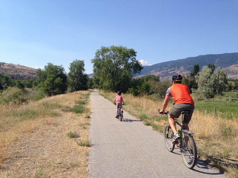 Alguns gostam de quente! Guia dos amantes do sol para acampar no oeste do Canadá - Andar de bicicleta pela trilha internacional de caminhada e bicicleta entre Oliver e Osoyoos