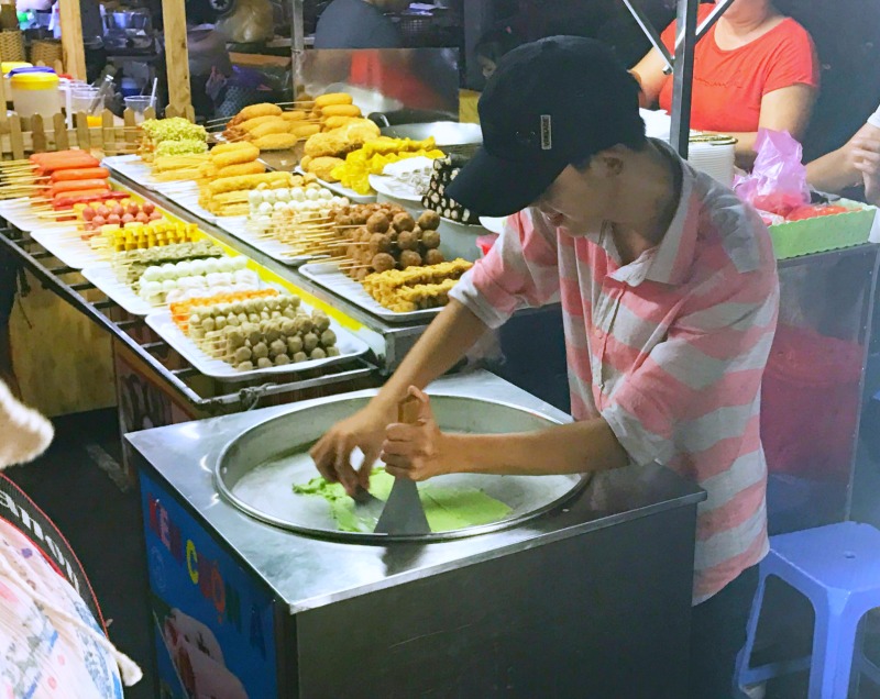 Affronter les peurs alimentaires au Vietnam, un rat, un crocodile et un serpent à la fois !