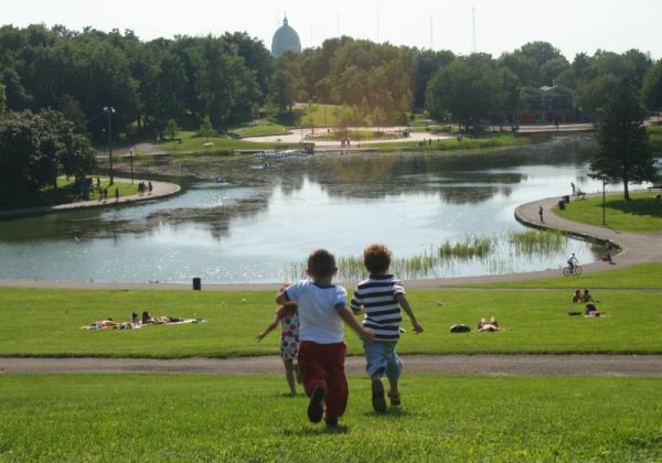 Los niños juegan cerca del estanque en Mont Royal Park. Crédito Les amis de la montagne S. Montigné Usado con permiso