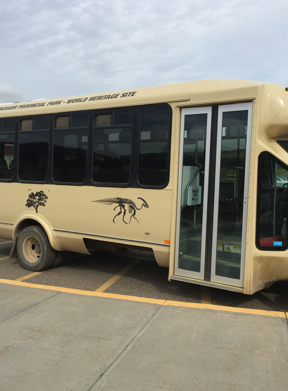 Dinosaur Provincial Park - bus - Photo Sue Mylde