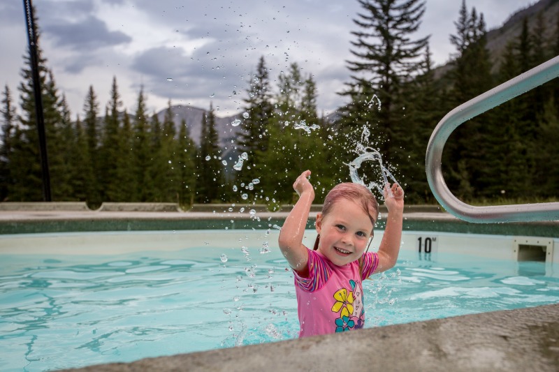 Una niña pequeña en la piscina fría de Miette Hot Springs. Crédito Parques Canadá Olivia Robinson