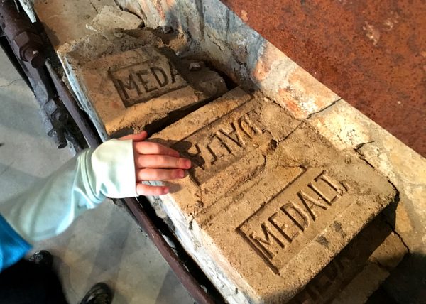 Explorando las cerámicas de Medalta en el distrito histórico de Clay, Medicine Hat AB (Family Fun Canada)