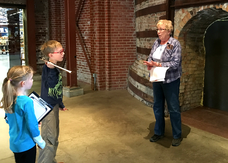 Exploration des poteries Medalta dans le quartier historique d'argile, Medicine Hat AB (Family Fun Canada)