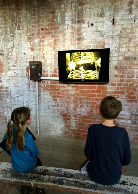 Erkundung der Medalta Potteries im Historic Clay District, Medicine Hat AB (Family Fun Canada)