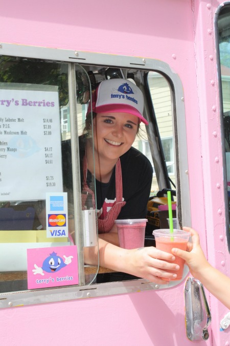 Camión de comida de bayas de Terry. ¡Comida increíble de un camión rosa! Foto: Helen Earley