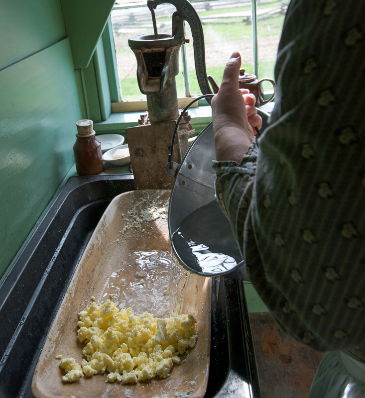 aprendiendo a hacer mantequilla. Foto Jan Napier