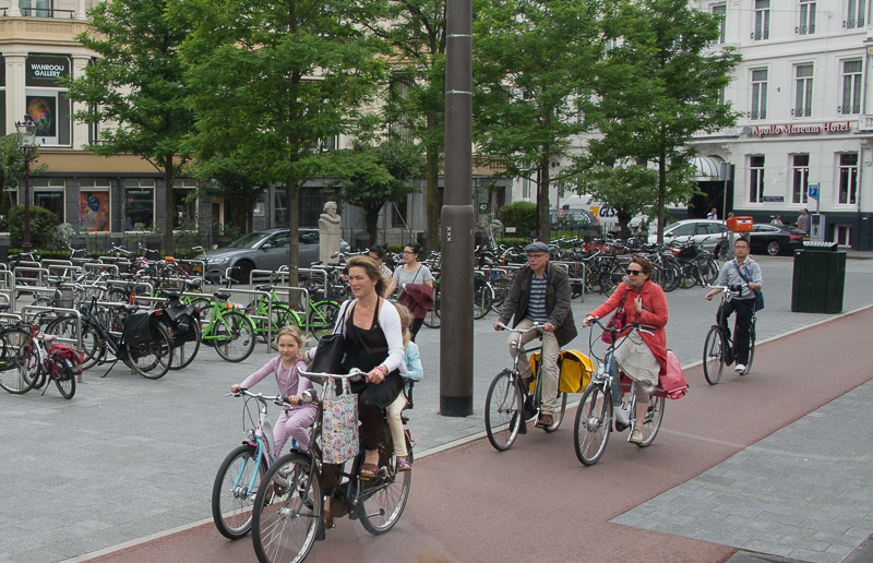 Amsterdam - Streets busy with bikes - Photo Jan Napier