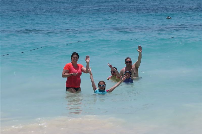 Voyage de trois générations - En jeu dans une eau turquoise - Photo de Sandra et John Nowlan