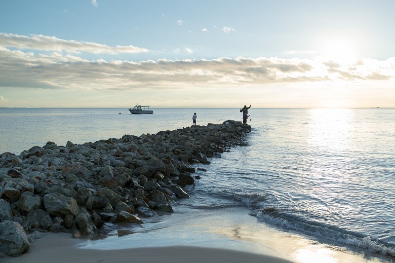 Acampando perto de Brisbane em Stradbroke - Crianças aprendendo a pescar na Ilha North Stradbroke - Foto Caroline Faucher