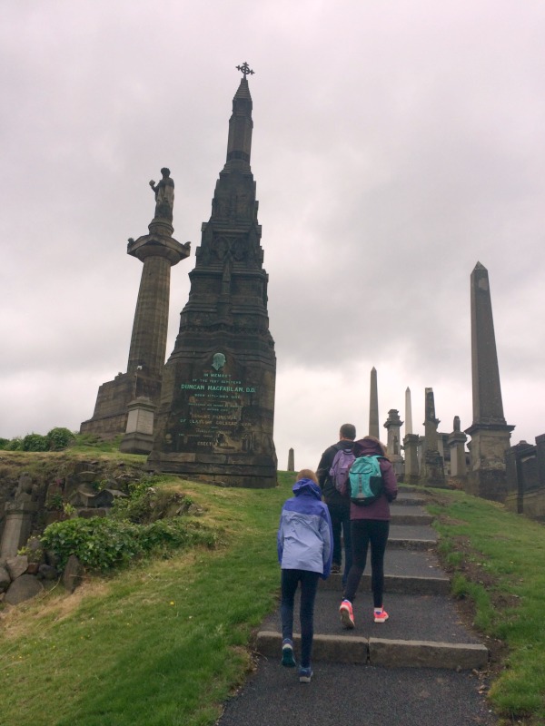 Explorer Bonnie Glasgow avec des adolescents et des préadolescents - Nécropole de Glasgow - Photo Shelley Cameron McCarron