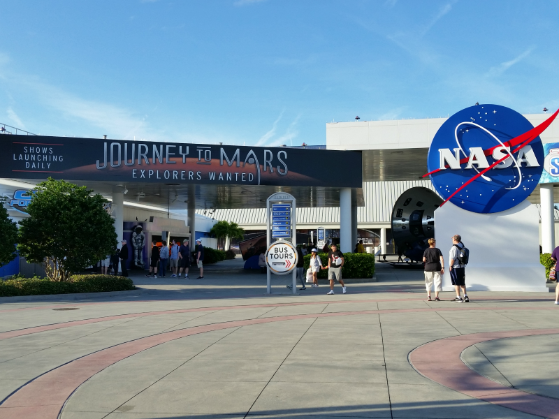 Kennedy Space Center - Wussten Sie, dass das NASA-Emblem den Spitznamen "The Meatball" trägt - Foto von Debra Smith