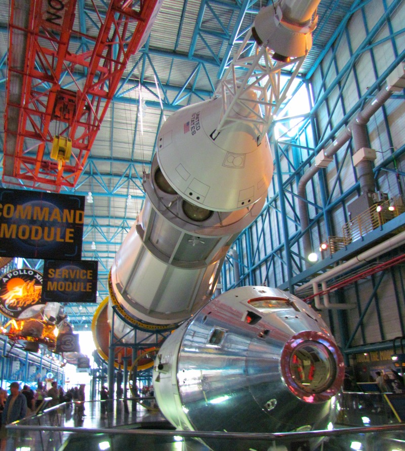 Kennedy Space Center - Die Saturn-V-Rakete scheint sofort flugbereit zu sein - Foto Debra Smith