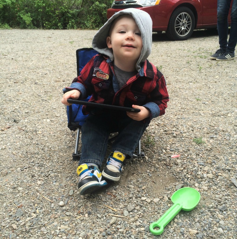 Seule famille lors d'un voyage de camping en groupe - Tout-petit dans une chaise