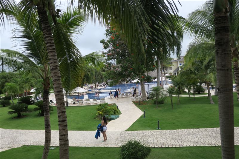 Viajes de tres generaciones: la vista del balcón de los abuelos. Piscina tranquila - Foto de Sandra y John Nowlan