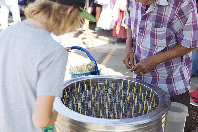曼谷儿童友好活动 - 男孩决定购买哪种口味的冰棒。 照片来源詹妮弗莫顿