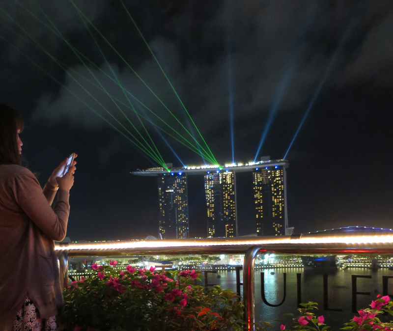 Familienspaß in Singapur_Der Himmel von Singapur leuchtet nachts Foto Jan Napier