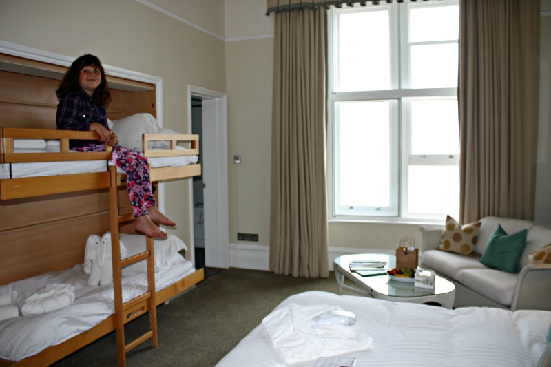 Lits superposés dans la chambre des enfants à l'hôtel Headland Newquay photo par Helen Earley