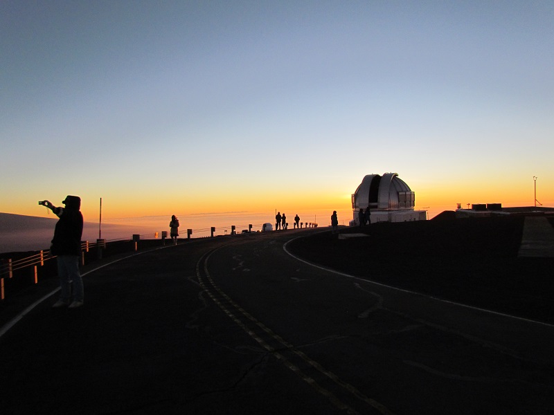夏威夷島上的科學 - 山頂的日落令人嘆為觀止，部分原因是海拔高度 - 照片 Debra Smith