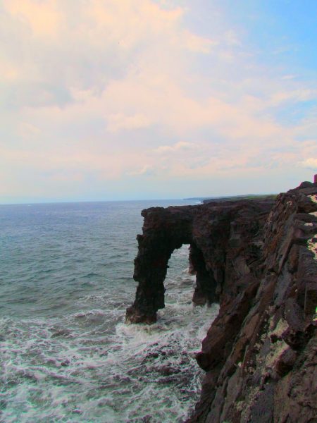 ہوائی جزیرے پر سائنس- چین آف کریٹرز روڈ کے آخر میں ہولی سمندری محراب کبھی لاوے کا بہاؤ تھا - تصویر ڈیبرا اسمتھ