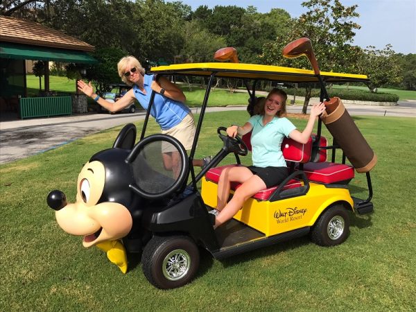 La autora y su hija se divierten en el carrito de golf Joanne Elves