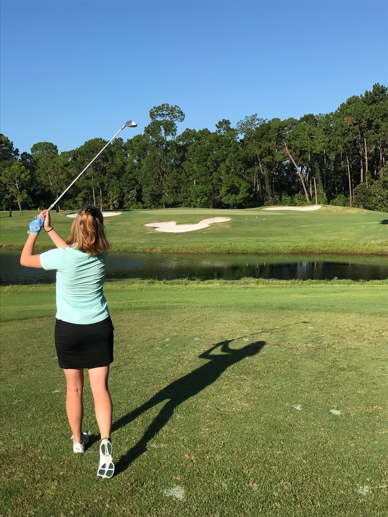 Disney Golfing Con un hermoso swing, la bola de Mickey cae en la trampa de Mickey Sand Joanne Elves