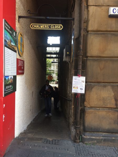 Walking tour stops at a close in Edinburgh - Photo Shelley Cameron-McCarron