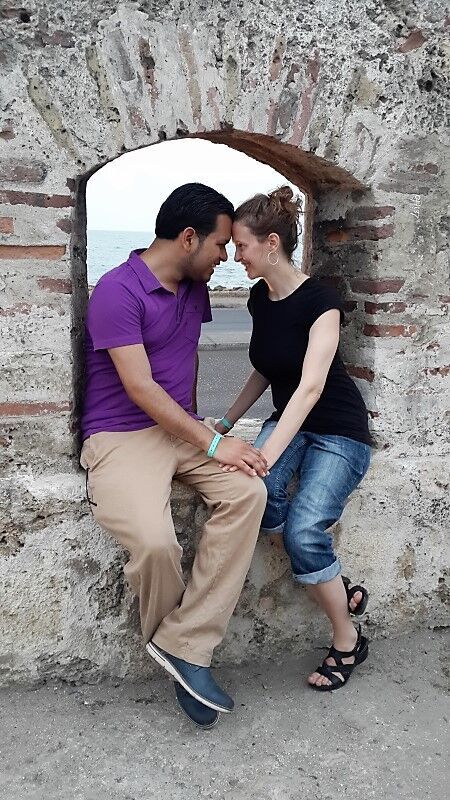 La autora y su esposo se unen a los lugareños en la puesta romántica en las murallas de Cartagena. Foto Andrea Miller