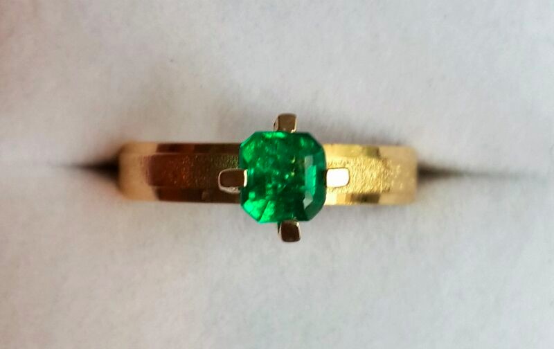 Este anel vem do Emerald Trade Center de Bogotá, um ótimo lugar para comprar esmeraldas. Foto Andrea Miller
