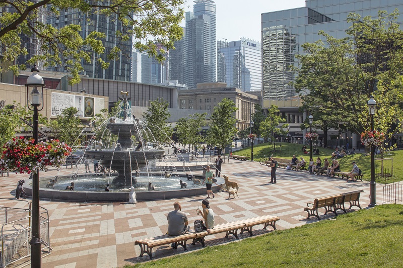 Canadas Got Art Berczy Park Fountain in Toronto Foto mit freundlicher Genehmigung von Industryous Photography