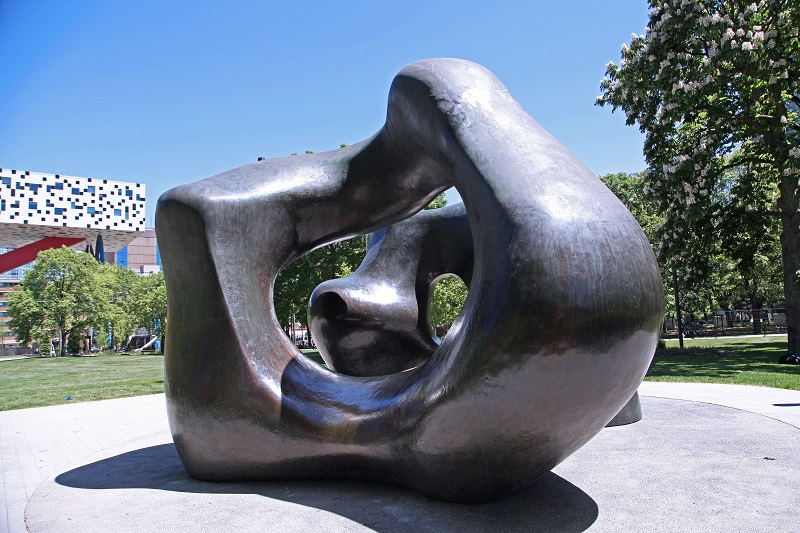 Grange Park 이미지에 위치한 Henry Moore의 거대한 두 형태의 움직임은 온타리오 미술관에서 제공한 것입니다.