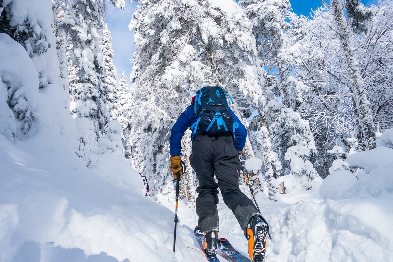 Crédito de esqui no campo alpino-corss de Mont Tremblant @Tremblant