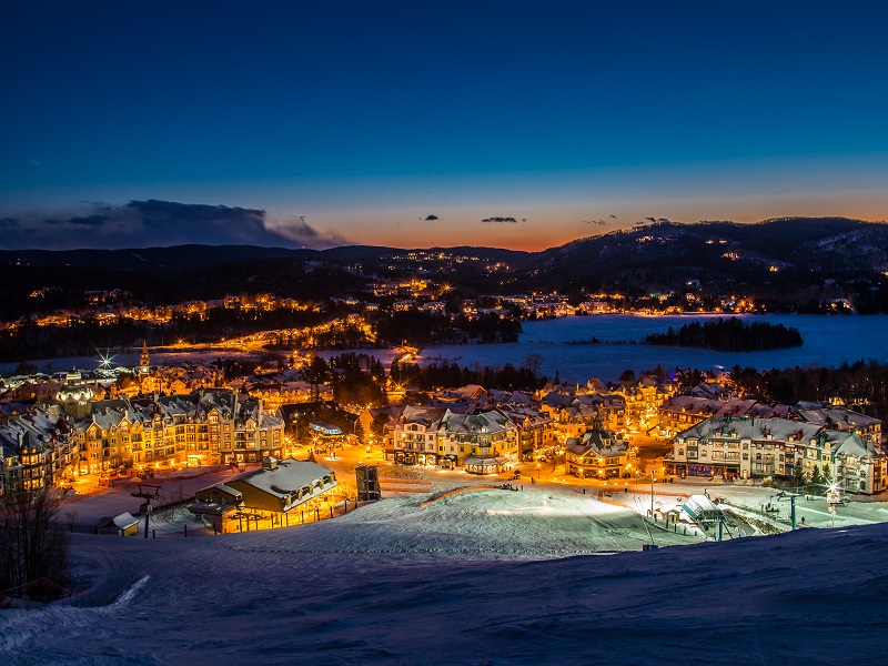 Pueblo de Mont Tremblant en el crepúsculo. Crédito @Tremblant