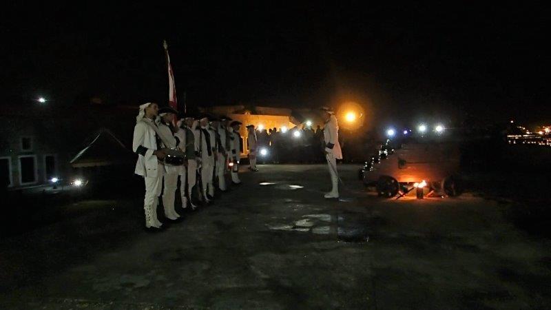 Llegue al menos una hora antes para la Ceremonia del Cañón en la Fortaleza de San Carlos de la Cabaña - foto Debra Smith