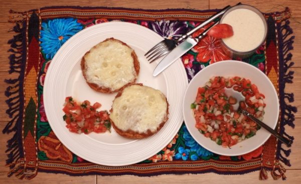 墨西哥儿童食品与 Pico de Gallo 和苹果燕麦冰沙的 Molletes 照片来源 Adan Cano Cabrera