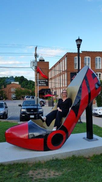 Virgina - Si la chaussure vous va, il doit y avoir un écrivain dedans - photo Debra Smith