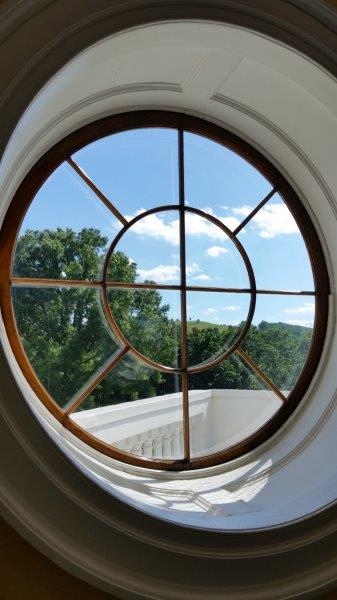 버지니아 - Thomas Jefferson은 Monticello의 이 창에서 볼 수 있는 기하학에 집착했습니다. - 사진 Debra Smith