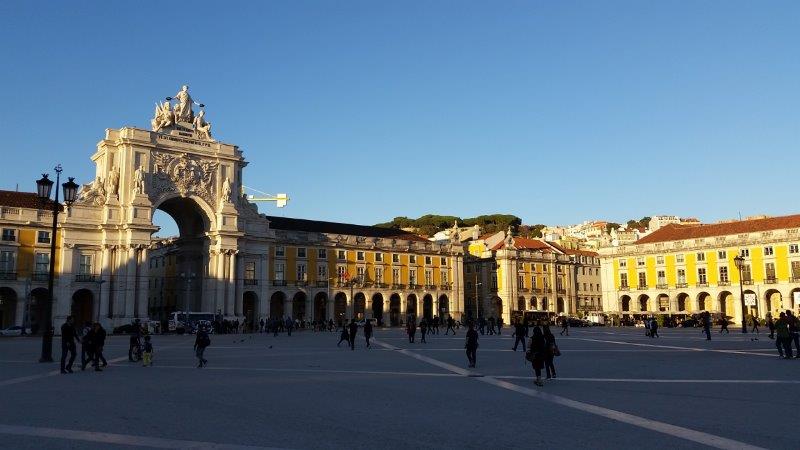 Der Commercio-Platz leuchtet im Sonnenuntergang am Fluss Targa in Lissabon - Foto Debra Smith