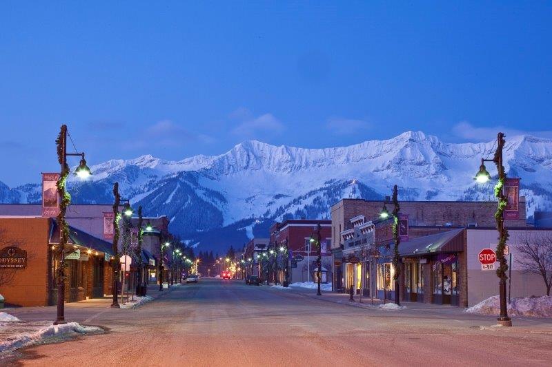 Leitfaden für einen Nicht-Ski-Skiurlaub – Fernie's Historic Downtown Photo Credit Resorts der kanadischen Rocky Mountains