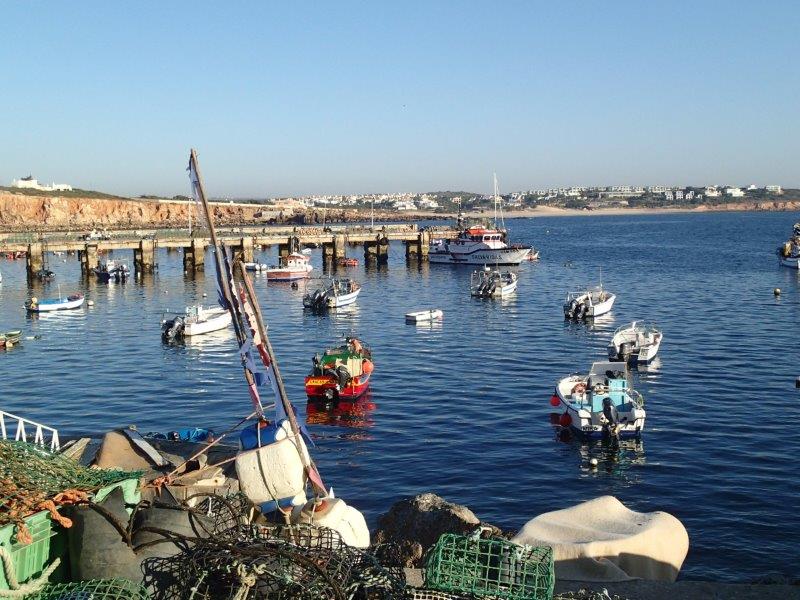 Des bateaux de pêche remplissent le port de Sagres - photo Debra Smith